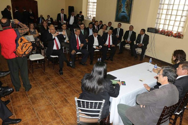 En otro sector de la sede del Legislativo hondureño, Villeda se mantiene reunido con los diputados de la bancada liberal (Foto: Ronald Aceituno).