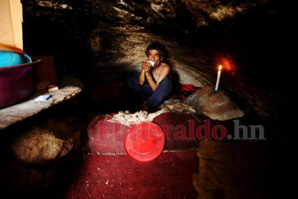 FOTOS: Una oscura y húmeda cueva, la 'casa' de un zapatero hondureño