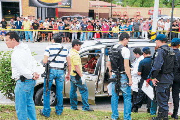 Sicarios acribillan a colombiano y a hondureña dentro de un auto