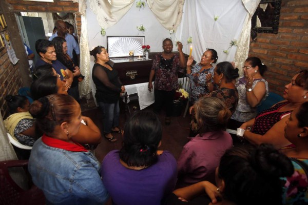 Llanto y plegarias a Dios en vela de obreros que murieron soterrados