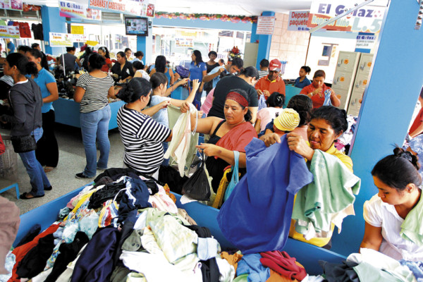 Baja demanda de prendas usadas en Navidad