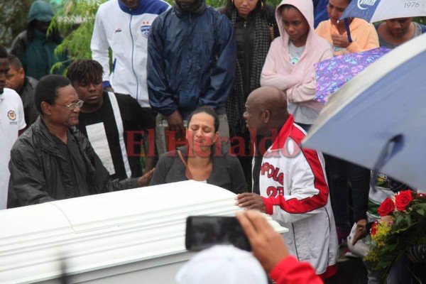 FOTOS: En medio de la lluvia, familiares y amigos le dieron el último adiós a Walter Williams