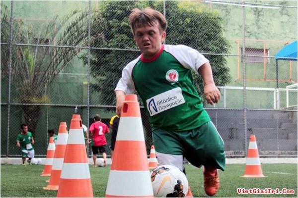 VIDEO: El equipo de enanos que causa furor en Brasil