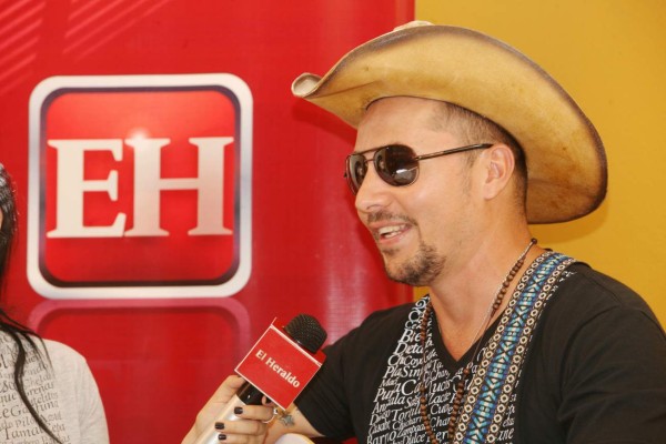 Polache lanza su línea de camisas 'Catrachos de Cora'