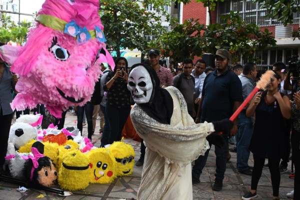 FOTOS: Así fue el adiós de un grupo de estudiantes a la rectora Julieta Castellanos