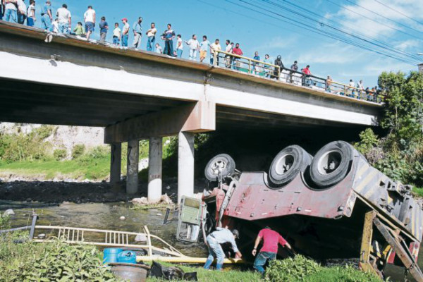 Abandono mantiene en mal estado el 80% de puentes