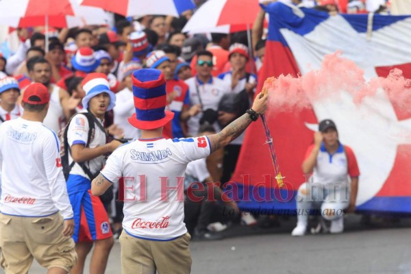 FOTOS: La espectacular llegada de la Ultra Fiel al Nacional