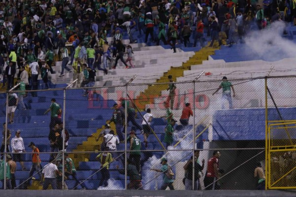 Las imágenes que no vio del ataque entre barras en la semifinal de fútbol hondureño