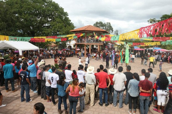 Villa de San Francisco condecoró a Efraín Salgado como hijo predilecto