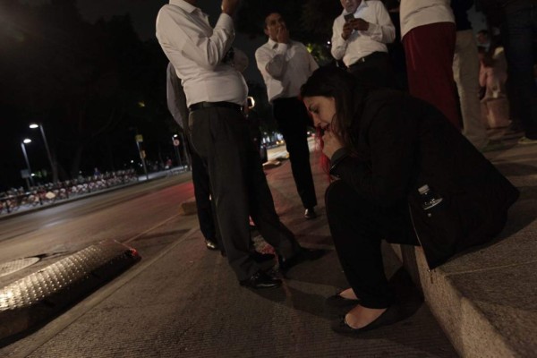 FOTOS: Tras fuerte temblor en México, las familias se abrazan nerviosas en las calles