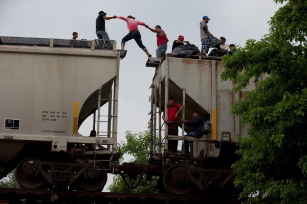 México busca impedir que migrantes viajen en tren 'La Bestia'