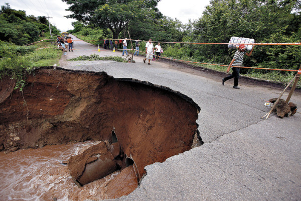 Al menos cinco mil personas incomunicadas dejan lluvias en Honduras