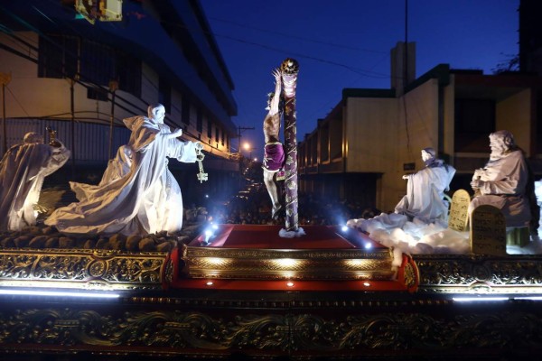 Devotos acompañan el cortejo del Cristo Yacente