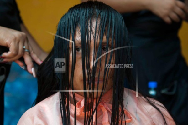 Estilistas ofrecen consuelo a sobrevivientes de volcán de Fuego en Guatemala