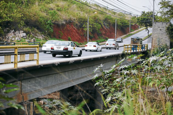 Abandono mantiene en mal estado el 80% de puentes