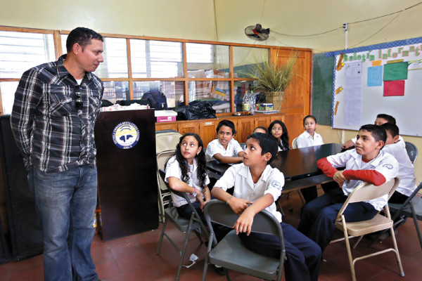 Escolares aprenden a elaborar abono orgánico