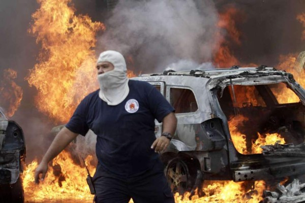 Maestros mexicanos incendian edificios oficiales en protesta por desaparecidos