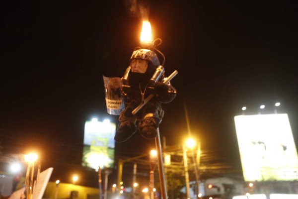Marcha de las antorchas termina en vandalismo