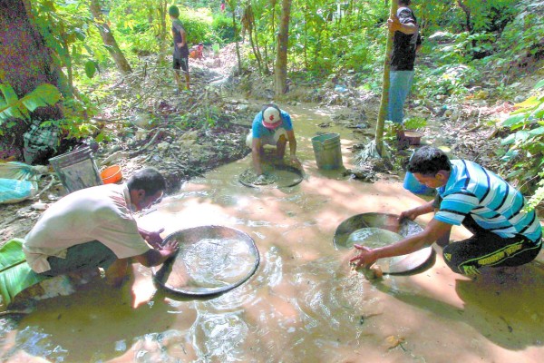 Ahora sobreviven de los residuos del oro