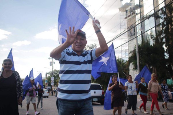 Nacionalistas marchan a favor de Juan Orlando Hernández bajo la consigna 'Victoria Total'