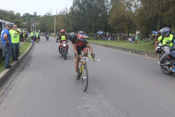 Así fue la llegada de Bryan Mendoza, el ganador Élite de la Sexta Vuelta Ciclística