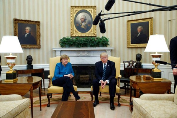 Donald Trump ignora y le niega apretón de manos a Angela Merkel