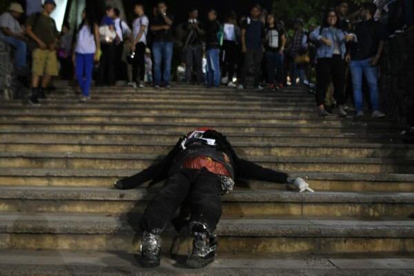 FOTOS: Así fue el adiós de un grupo de estudiantes a la rectora Julieta Castellanos