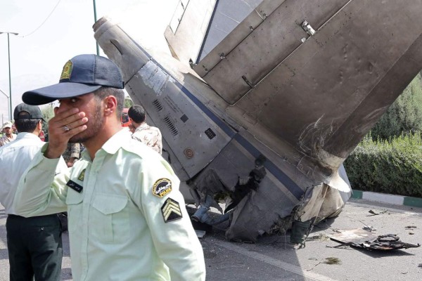 Mueren 39 personas al estrellarse un avión en Teherán