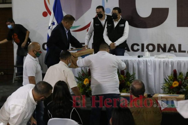 Partidos acuden al CNE y presentan planillas en los tres niveles electivos (FOTOS)