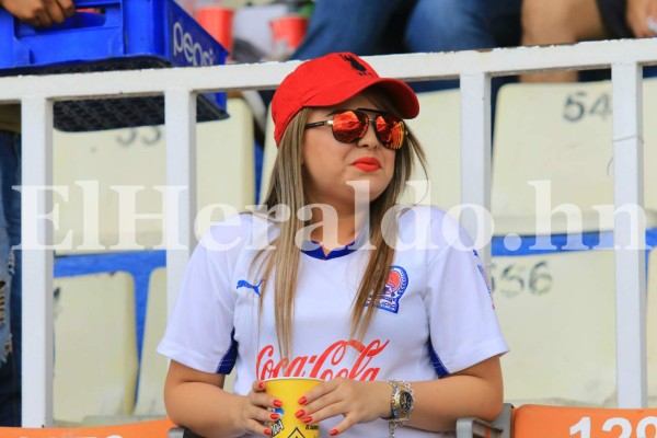 Preciosas mujeres en el clásico Olimpia-Motagua