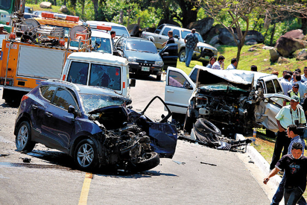 Brutal accidente deja dos muertos