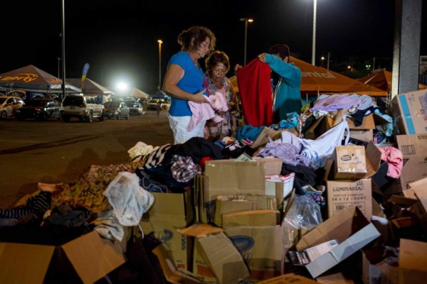 FOTOS: En la calle, afectados por devastadores sismos en Puerto Rico esperan ayuda