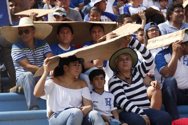 Honduras: La afición catracha apoyó, gritó y sufrió por la Bicolor en el Olímpico