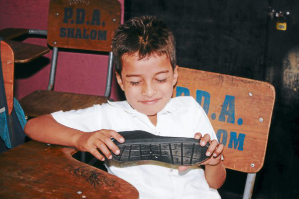 Niños de escuela Proto Esteban Guillén sustituyeron sus viejos zapatos