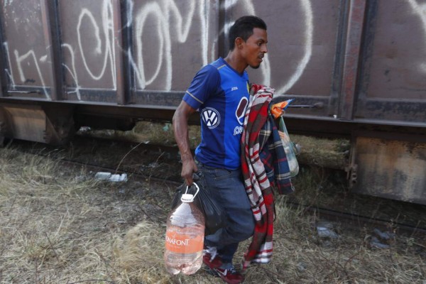 Peligrosa travesía: Así exponen sus vidas los migrantes hondureños a bordo de 'La Bestia'