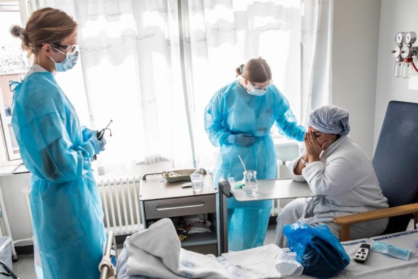 FOTOS: El día a día del personal de salud en el mundo, del hospital a casa