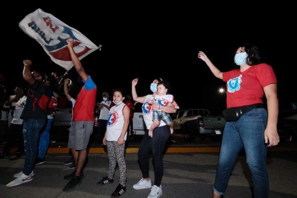 Locura desató Olimpia al arribar al aeropuerto Ramón Villeda Morales  