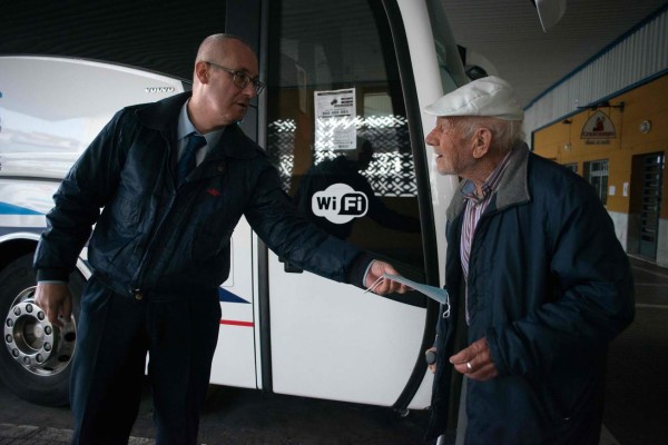 FOTOS: Con cautela, España retoma labores por baja en muertes de Covid-19
