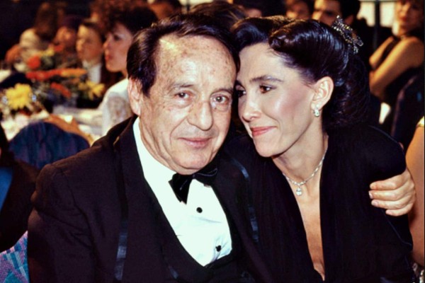 ¿Qué hace Florinda Meza con regalos que dejan en tumba de Chespirito?