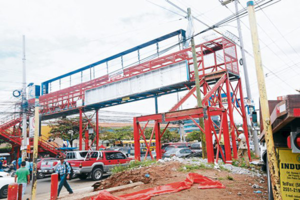 Retiran puente peatonal del bulevar Centroamérica