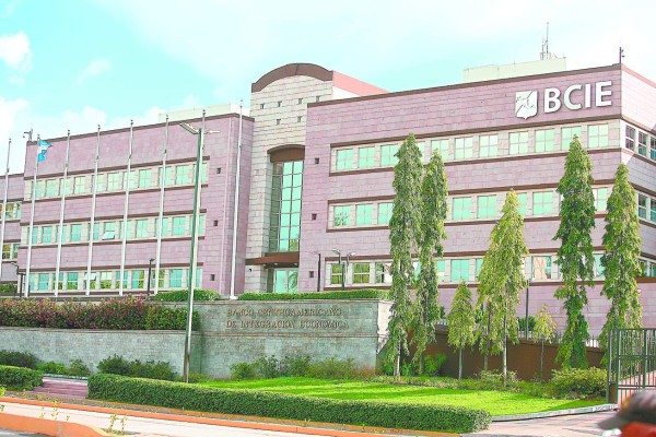 BCIE proyecta desembolsar $1,870 millones a Honduras en 2015-2019