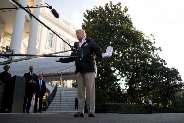 Trump visita Puerto Rico decidido a resaltar la ayuda de EEUU tras huracanes
