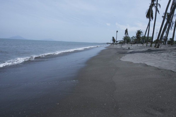 Continúa retiro de escombros en las playas de Marcovia