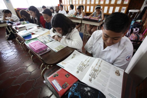 Estudiantes reciben fascículos de EL HERALDO