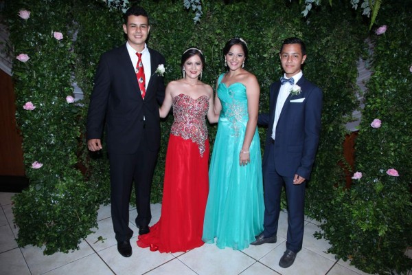 Emotiva fiesta para los nuevos profesionales de Happy New Dawn