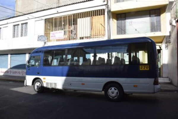 Rastros de sangre y destrozos: Así quedó el bus tiroteado en barrio Guanacaste