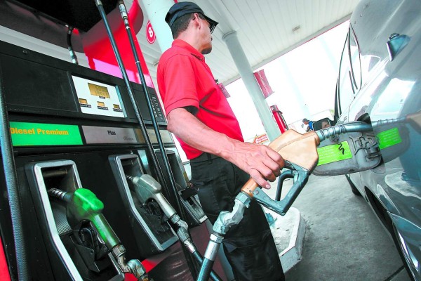 Gobierno congela precio de gasolinas