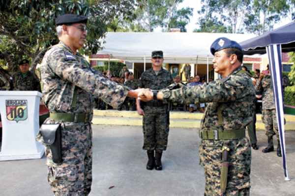Traspasos de mando militar en bases de Danlí y Olancho