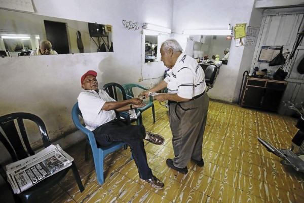 Barberos de oro, maestros del peine y las tijeras