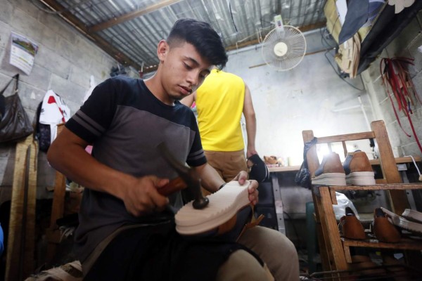 Estudiantes crean empresa de calzado y se vuelve todo un éxito